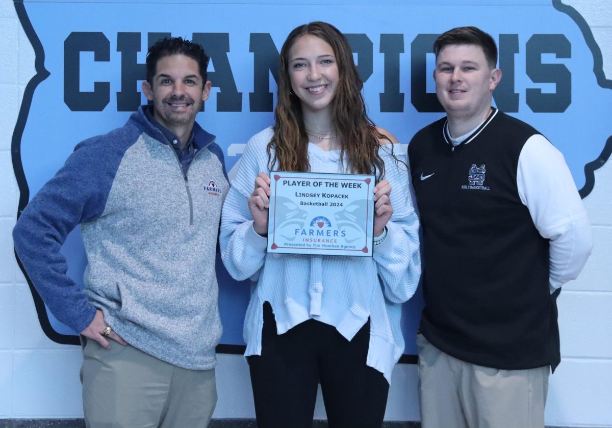 Sophomore basketball player Lindsey Kopacek is the third Player of the Week for the winter sports season. Head coach Brandon Cerezola praised Kopacek for her work ethic and commitment to the team.